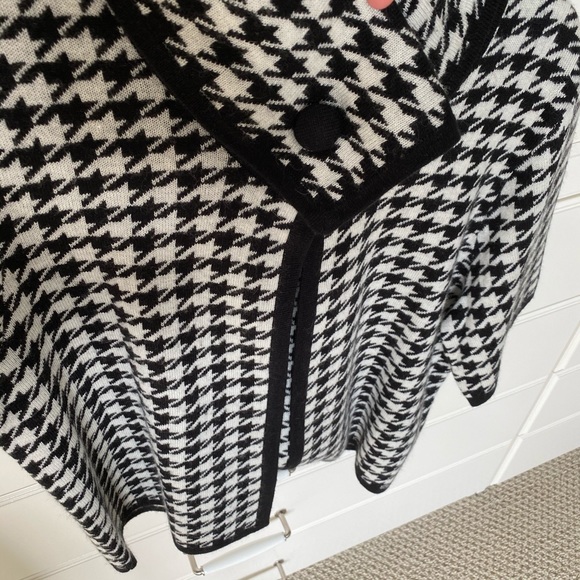 Houndstooth coverup sweater - Picture 5 of 8